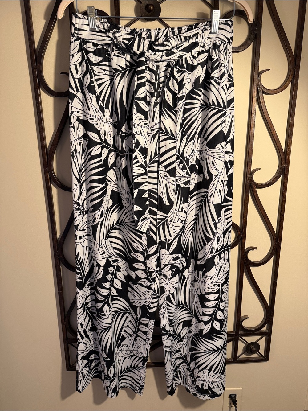 Black & White Tropical Print Wide-Leg Pants